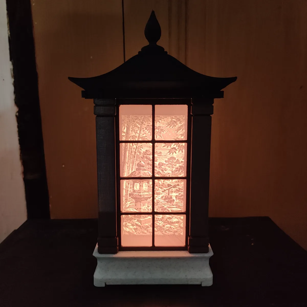 Lanterne japonaise Lumaxys allumée de face, panneaux lithophanie et toiture en pagode