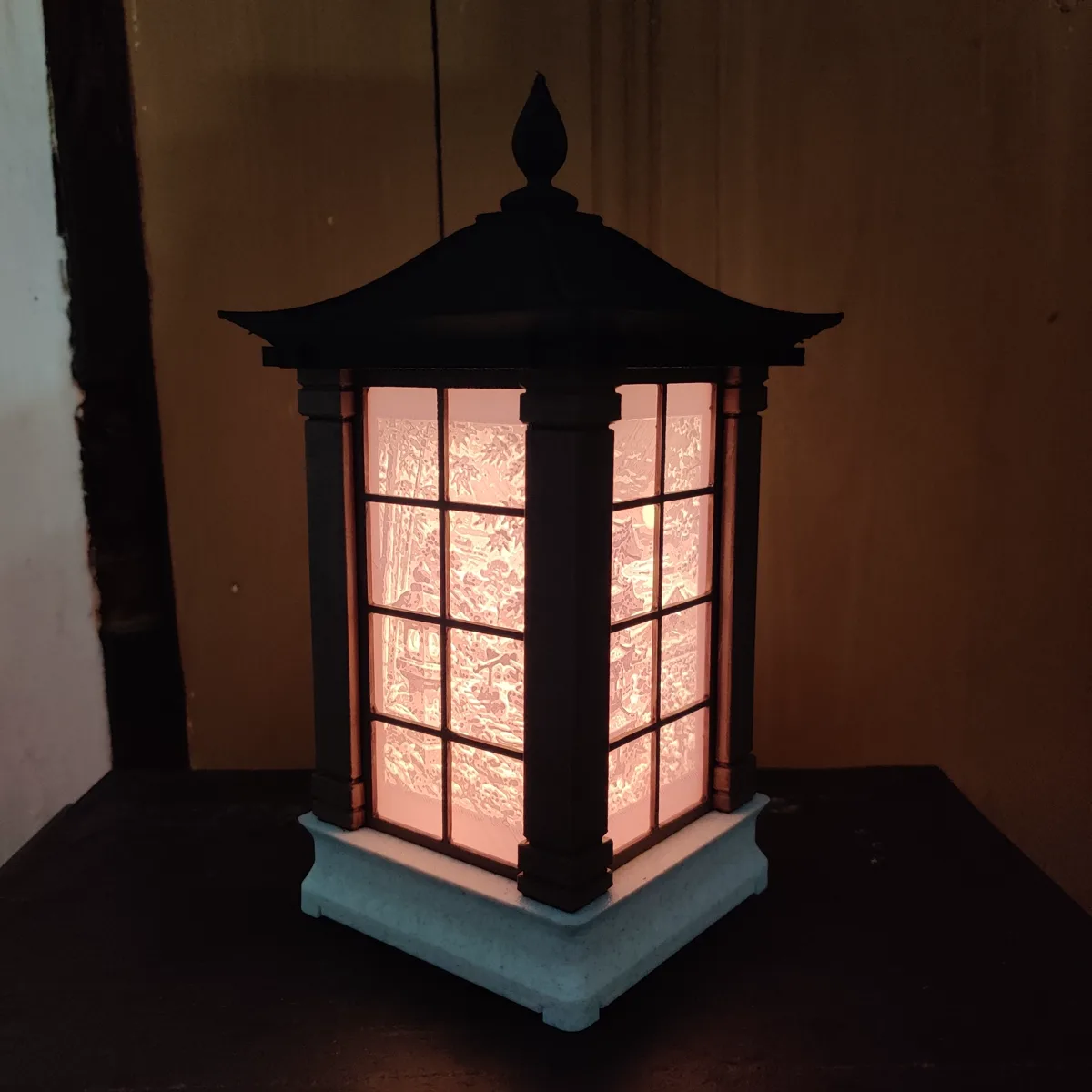 Lanterne japonaise Lumaxys allumée, vue de trois quarts