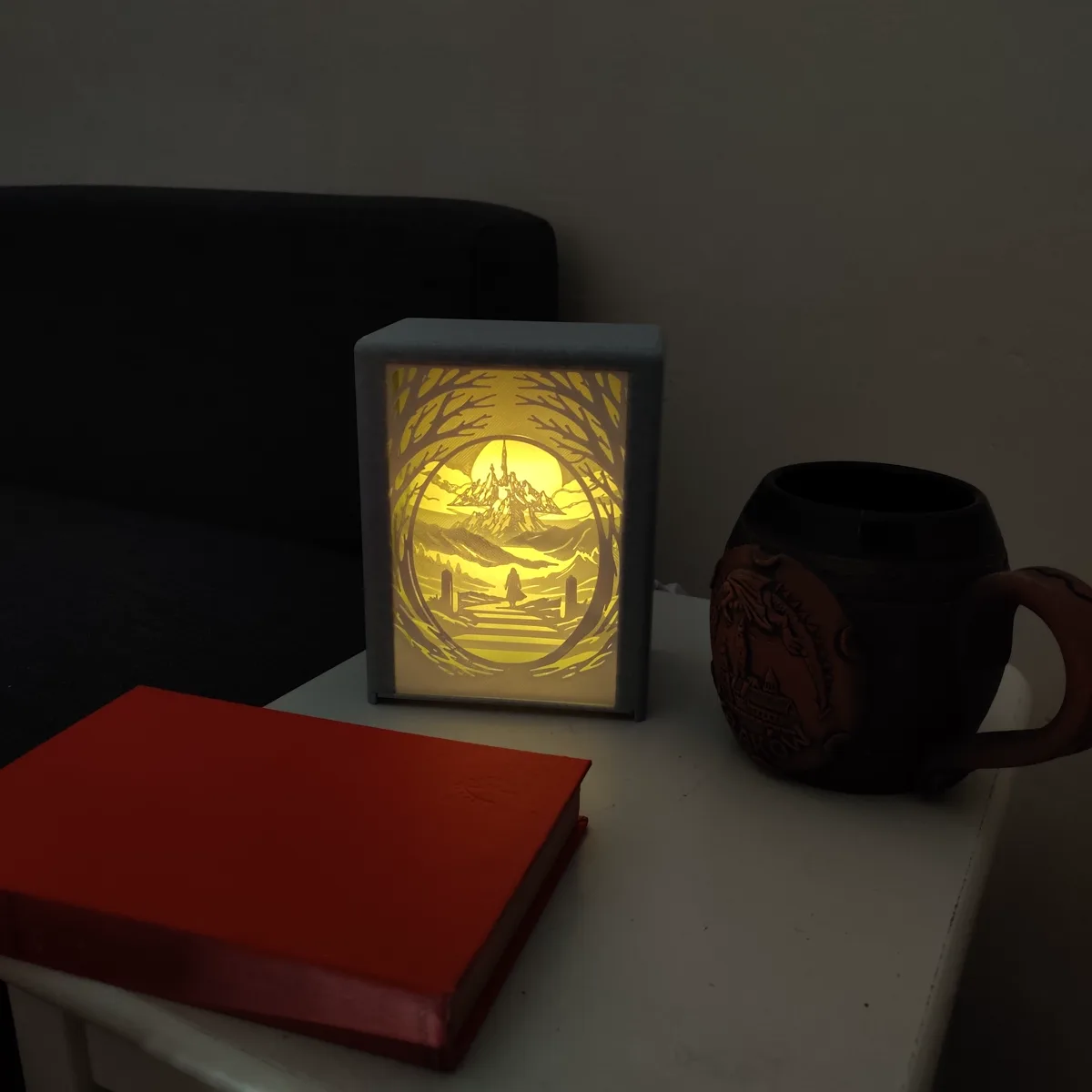 Lightbox Lumaxys allumée sur une table de salon