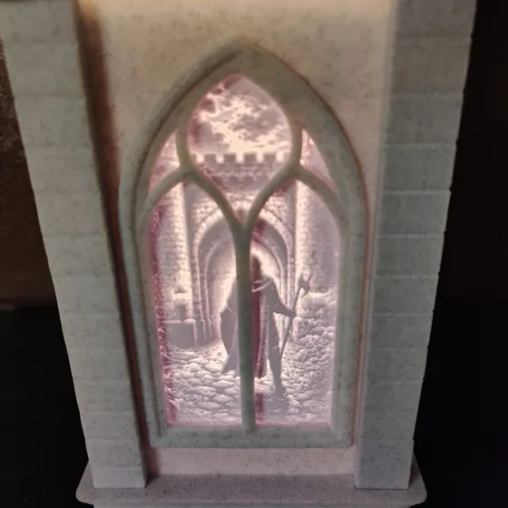 Scène Le Chevalier : silhouette encapuchonnée sous les voûtes d'un cloître