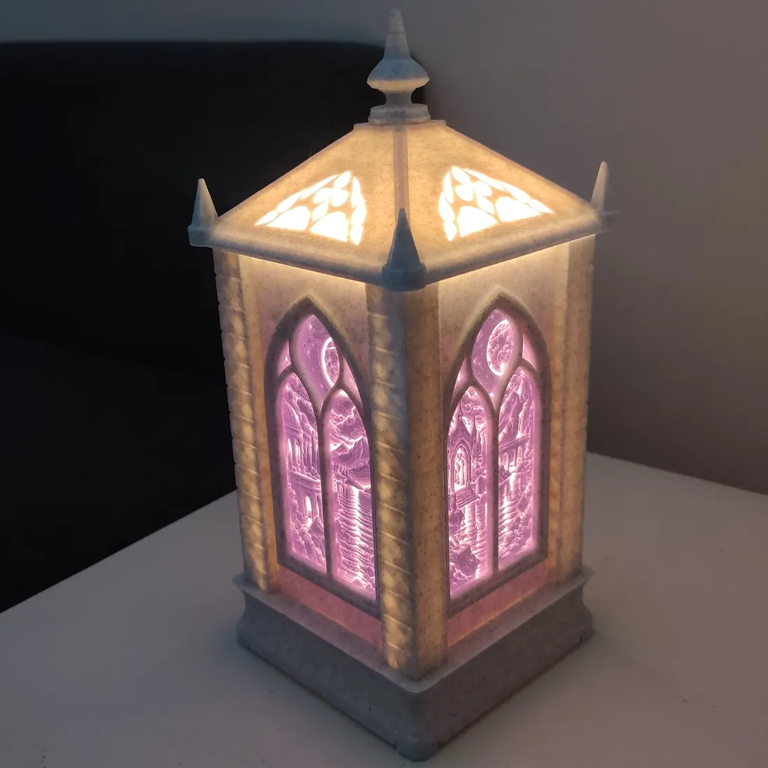 Lanterne gothique allumée avec les scènes Palais et Cathédrale