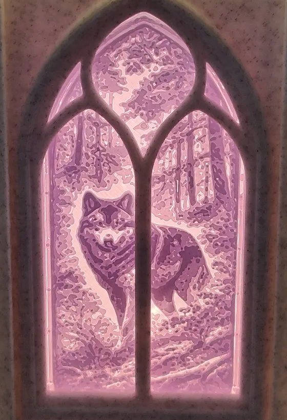 Scène Le Loup : Le loup avance entre les troncs, regard droit.